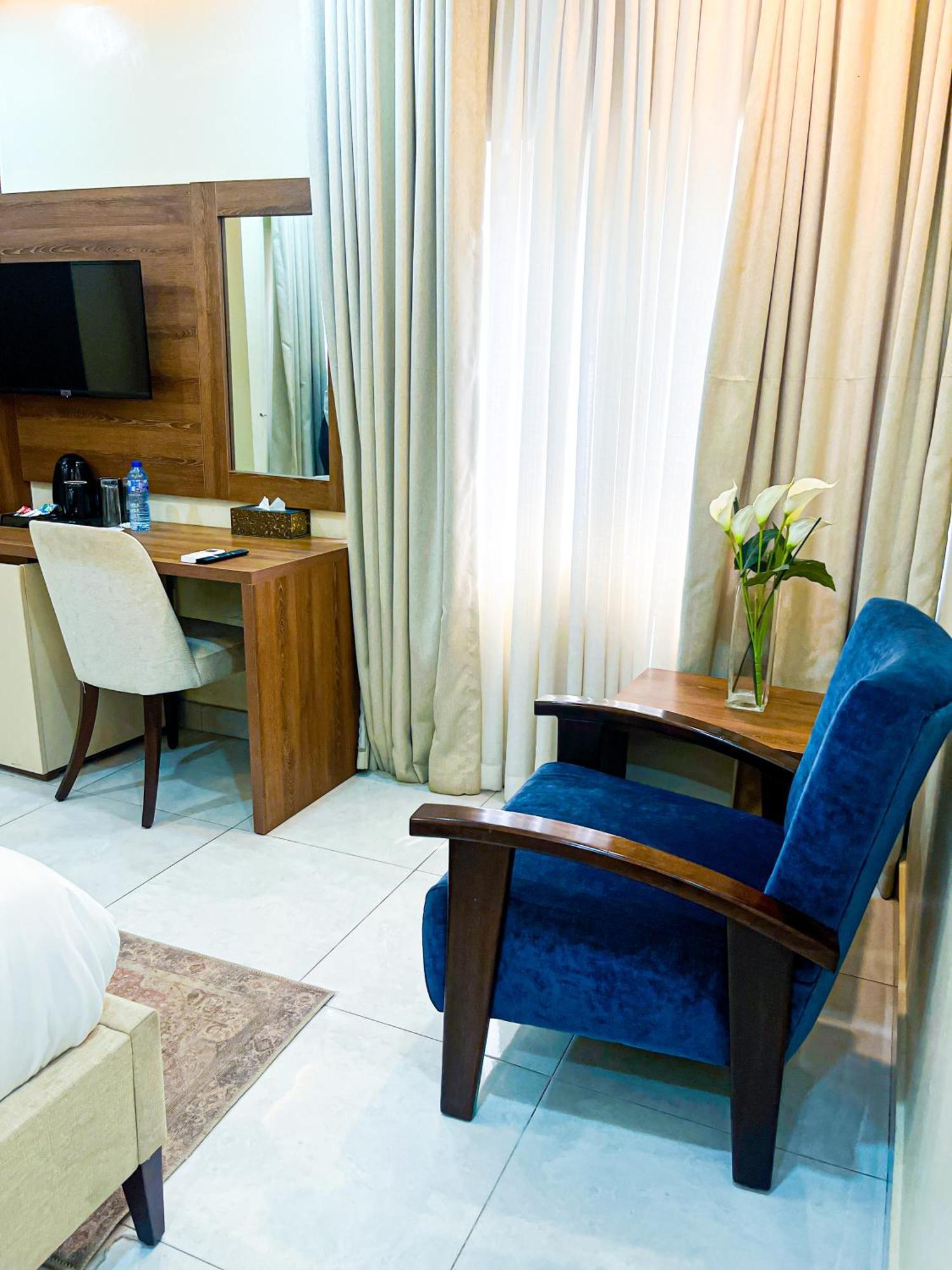 Plush Hotel,Αμπούζα Εξωτερικό φωτογραφία