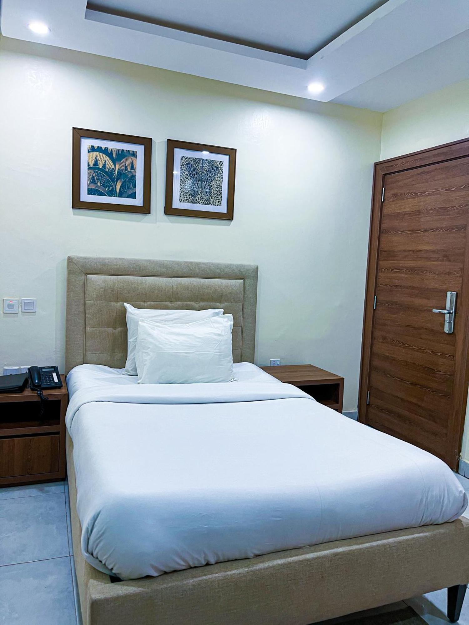 Plush Hotel,Αμπούζα Εξωτερικό φωτογραφία